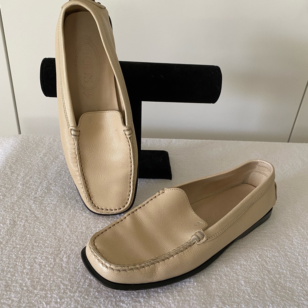 Tod’s Beige pebbled leather driving shoes. Sz. 7.5.
